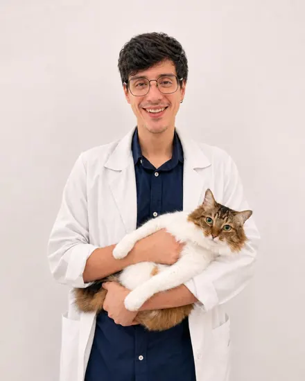 Integrante da equipe de veterinários da Cavet na Tijuca com um pet