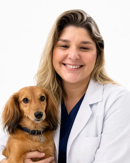 Especialista da equipe da Cavet, veterinária na Tijuca, segurando um pet